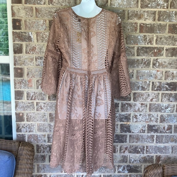 Suzanne Betro Scoop Neck Bell Sleeved Lace Dress New With Tags Size Large - Picture 9 of 12